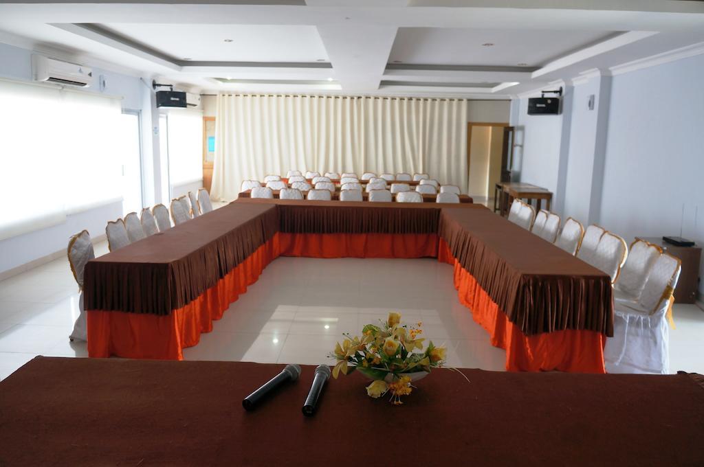 Edotel Minangkabau Padang  Exterior photo
