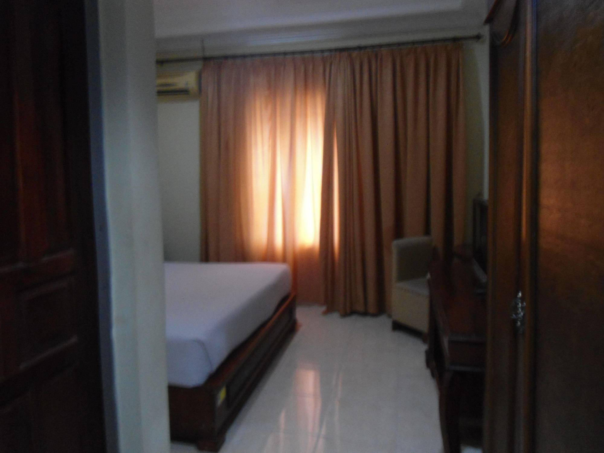 Edotel Minangkabau Padang  Exterior photo